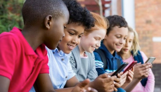 يجب ترشيد استهلاك الأطفال للشاشات