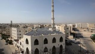 140 لوحا شمسيا فوق سطح مسجد حمدان القرع في جنوب عمان