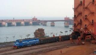 قطار شحن بضائع في ميناء داليان بالصين - رويترز