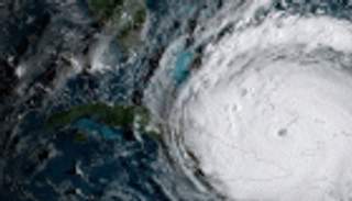 إعصار زوربا يضرب اليونان.. والسيول تعطل المرور