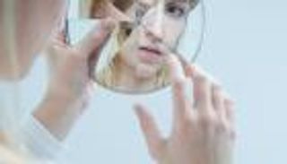 أسباب التوتر وتقلب المزاج.. ومشروبات طبيعية لتهدئة الأعصاب