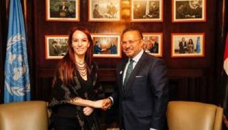 الدكتور أنور بن محمد قرقاش وجابرييلا كويباس