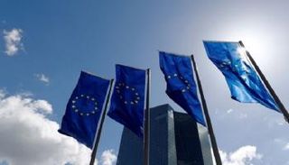 أعلام الاتحاد الأوروبي ترفرف خارج مقر البنك المركزي الأوروبي