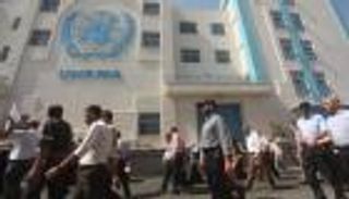 موظفو "أونروا" يغلقون مقرها بغزة.. "العصيان الإداري" يدخل حيز التنفيذ