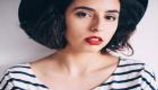 فنانة مصرية ترتدي فستانا من الأكياس البلاستيكية