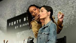 ريهانا خلال الورشة التدريبية للمكياج في دبي