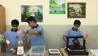 بالصور.. 3 إماراتيين يبتكرون جهازا لإعادة تدوير الورق بمدرستهم