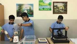 ثلاثة إماراتيين يبتكرون جهازا لإعادة تدوير الورق بمدرستهم