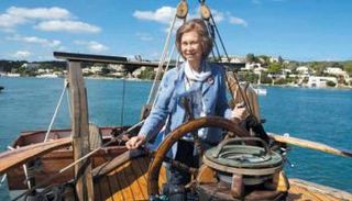 الملكة صوفيا في جزيرة مينوركا الإسبانية