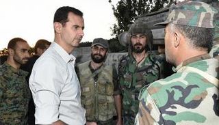 الأسد وسط عدد من جنود الجيش السوري- أرشيفية