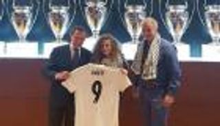 ريال مدريد يستقبل الفلسطينية عهد التميمي ويهديها القميص رقم 9