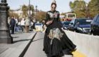 على هامش "أسبوع الموضة".. أبرز الإطلالات المميزة بشوارع باريس