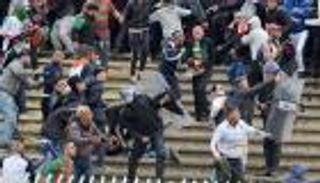 الشغب يتسبب في إيقاف مباراة بكأس الجزائر 