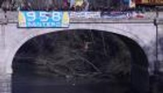 إيطاليون يحتفلون بالعام الجديد بالقفز في نهر تايبر