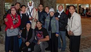 عارض الجبة مع مجموعة من زوار المهرجان