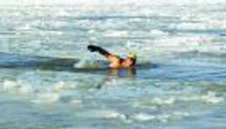 آلاف الأشخاص يحتفلون برأس السنة في مياه بحر الشمال الباردة بهولندا