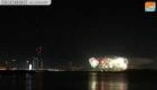 بالصور.. أبوظبي تطلق الألعاب النارية على الكورنيش احتفالا ببدء العام الجديد