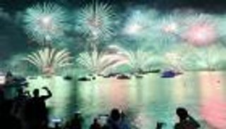 بالصور.. أبوظبي تدخل موسوعة جينيس بلوحة من الألعاب النارية