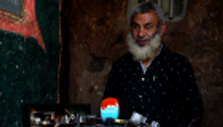 الإثيوبي نور خليفة يتحدى فقد البصر ويعمل فني إلكترونيات