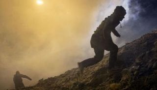 القوات الأمريكية تطلق الغاز المسيل للدموع على مهاجرين