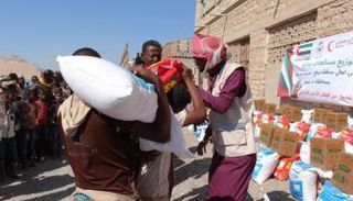 مساعدات غذائية للأسر المحتاجة في حضرموت - أرشيفية