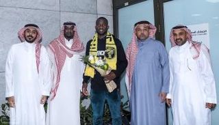 سيكو سانوجو مع مسؤولي اتحاد جدة