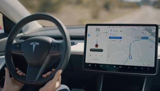 نظام القيادة الذاتية بسيارة تسلا - أرشيفية