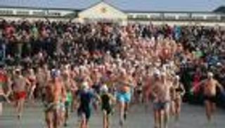 الاستحمام في المياه الباردة.. تقليد أوروبي لاستقبال العام الجديد