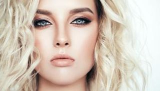 7 نصائح لمكياج ثابت وجذاب في الشتاء - صورة أرشيفية