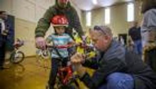 بعد اكتشاف ورم في دماغه.. أمريكي يهب حياته لإصلاح دراجات الأطفال