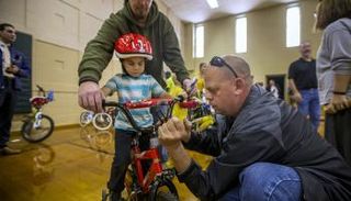 يخصص شارلاند أيام الثلاثاء لتصليح الدراجات القديمة