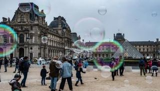 زوار لمتحف اللوفر في فرنسا 