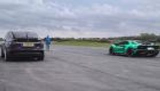 بالفيديو.. لامبورجيني تكتسح تسلا X في سباق مثير