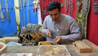 السوق الشعبي بالجنادرية يتميز بالحرف اليدوية