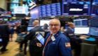 وول ستريت تفتح على ارتفاع طفيف والمخاوف الاقتصادية تحد من المكاسب