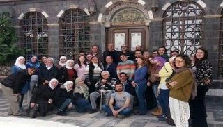 ‎⁨محمد محفل مع أساتذة وطلبة معهد شايو للدراسات العليا في مجال الآثار  