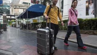 سائحان يابانيان بوسط العاصمة بانكوك في تايلاند