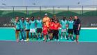 رياضيو الأولمبياد الخاص يتدربون مع لاعب التنس الأسطوري كيفين أندرسون