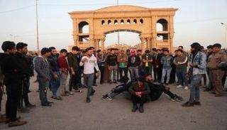 "مسرح الشارع" نهج شباب البصرة للاحتجاج السلمي