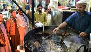 بيشاور تعود مقصدا لمحبي الأطعمة بعد تحسن الأوضاع الأمنية في باكستان