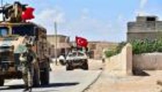 معركة طاحنة بين موالين لأردوغان شمالي سوريا تحت أنظار الجيش التركي