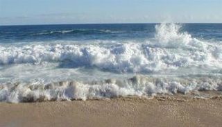 ارتفاع الموج يتراوح من 4 إلى 6 أقدام في العمق - صورة أرشيفية