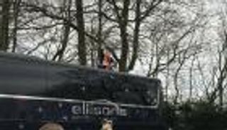 مشجع بلاكبول يؤخر وصول حافلة أرسنال إلى ملعب المباراة