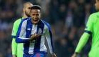 ريال مدريد ينافس عملاقي إنجلترا على ظهير بورتو