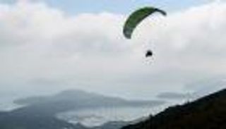 القفز بالمظلات.. متنفس شباب هونج كونج في الزحام