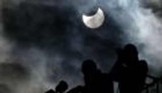 بالصور.. طوكيو تشهد أول كسوف منذ 3 أعوام