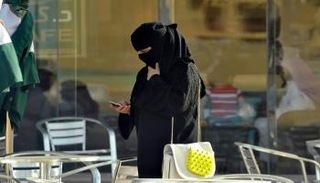 السعوديات يتلقين رسائل نصية بتعديل حالتهن الاجتماعية - صورة أرشيفية
