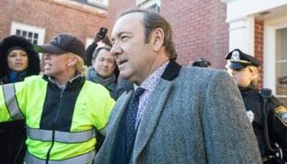 الممثل كيفن سبايسي مغادرا محكمة نانتيكت