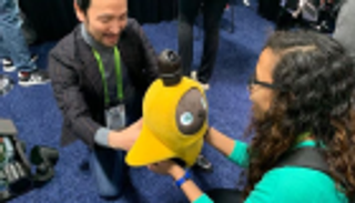 بالفيديو.. "لوفوت" روبوت ودود يعانق الأشخاص ويُسلّيهم