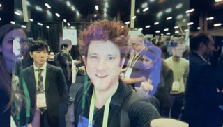 أثناء تجربة المرآة الذكية في معرض CES